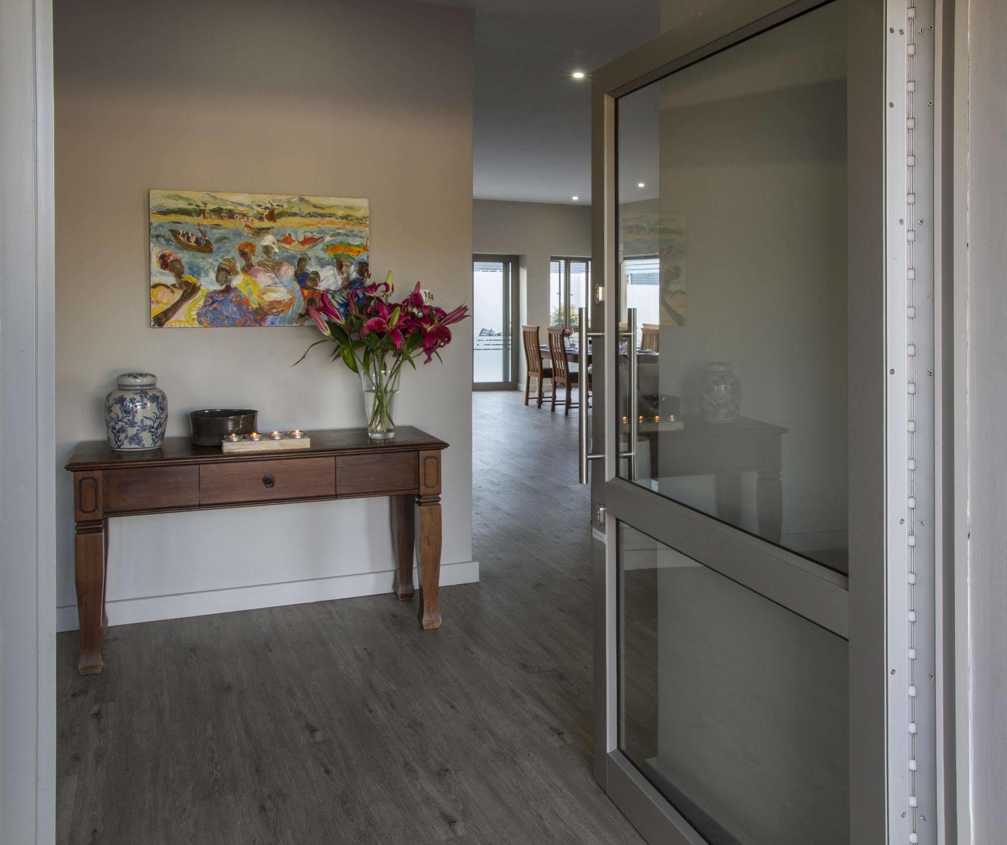 Ocean Bay Guesthouse Порт-Элизабет Экстерьер фото